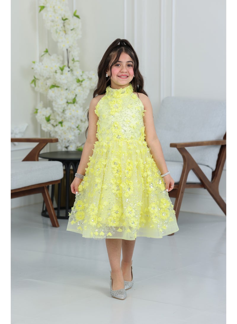 المصمم الحديث ستان بناتي مطرز ورد منفوش سهرة  يجمع الأناقة والمرح بتصميم فستان مميز بتطريزات ثلاثية الأبعاد على شكل زهور متناثرة ولمّاعة، تعطيه مظهر ساحر وحيوي  من براند المصمم الحديث - Image 3