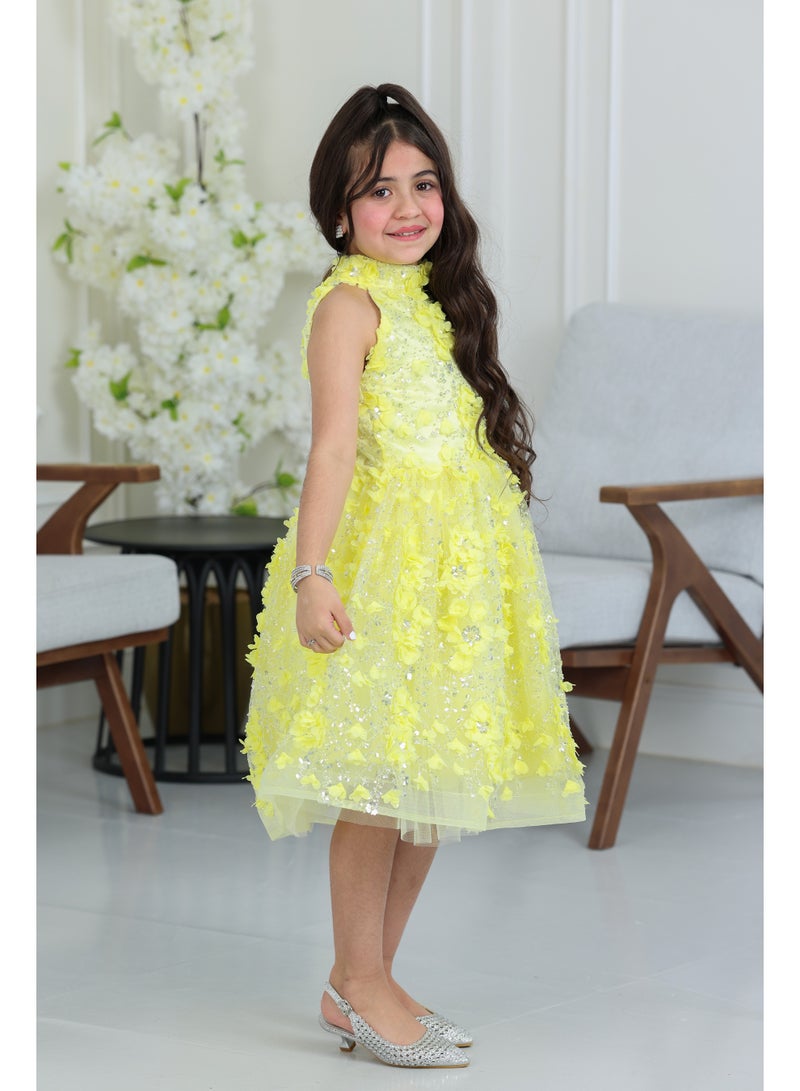 المصمم الحديث ستان بناتي مطرز ورد منفوش سهرة  يجمع الأناقة والمرح بتصميم فستان مميز بتطريزات ثلاثية الأبعاد على شكل زهور متناثرة ولمّاعة، تعطيه مظهر ساحر وحيوي  من براند المصمم الحديث - Image 2