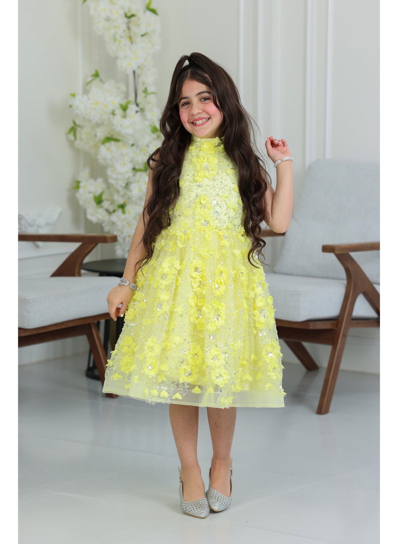 المصمم الحديث ستان بناتي مطرز ورد منفوش سهرة  يجمع الأناقة والمرح بتصميم فستان مميز بتطريزات ثلاثية الأبعاد على شكل زهور متناثرة ولمّاعة، تعطيه مظهر ساحر وحيوي  من براند المصمم الحديث - Image 1