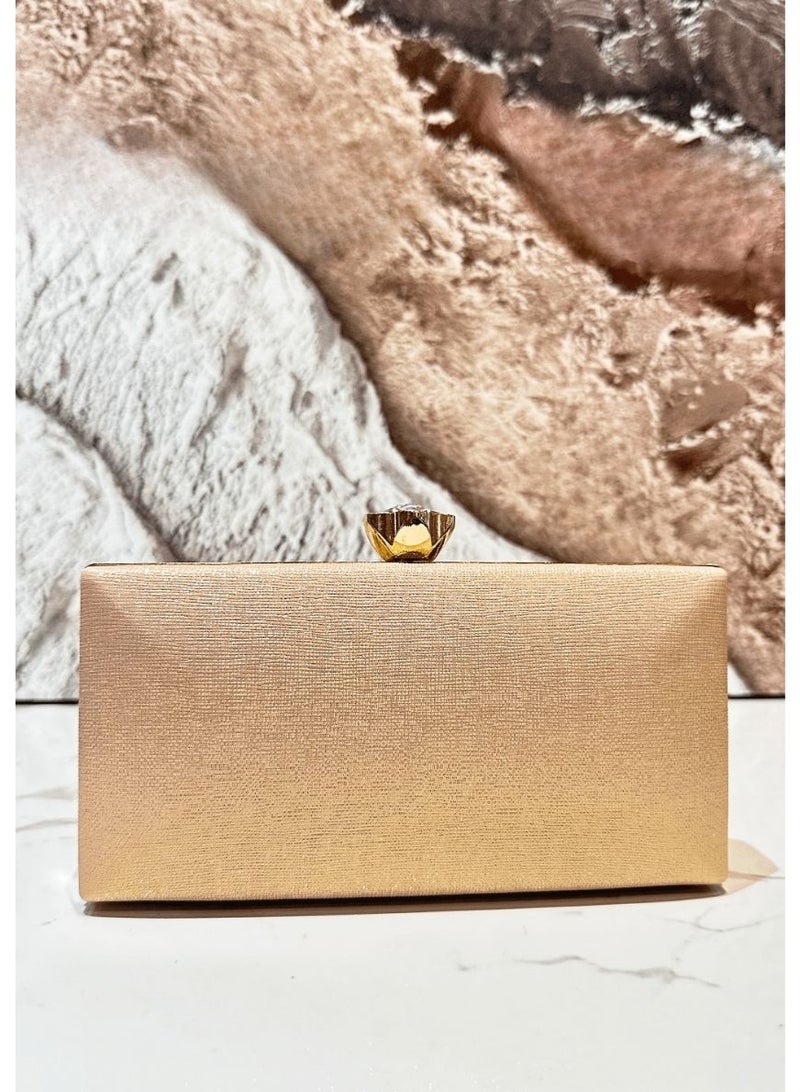 حقيبة سهرة نسائية كلتش بتصميم أنيق مزين بورود لؤلؤية ولمسة ذهبية فاخرة - Image 2