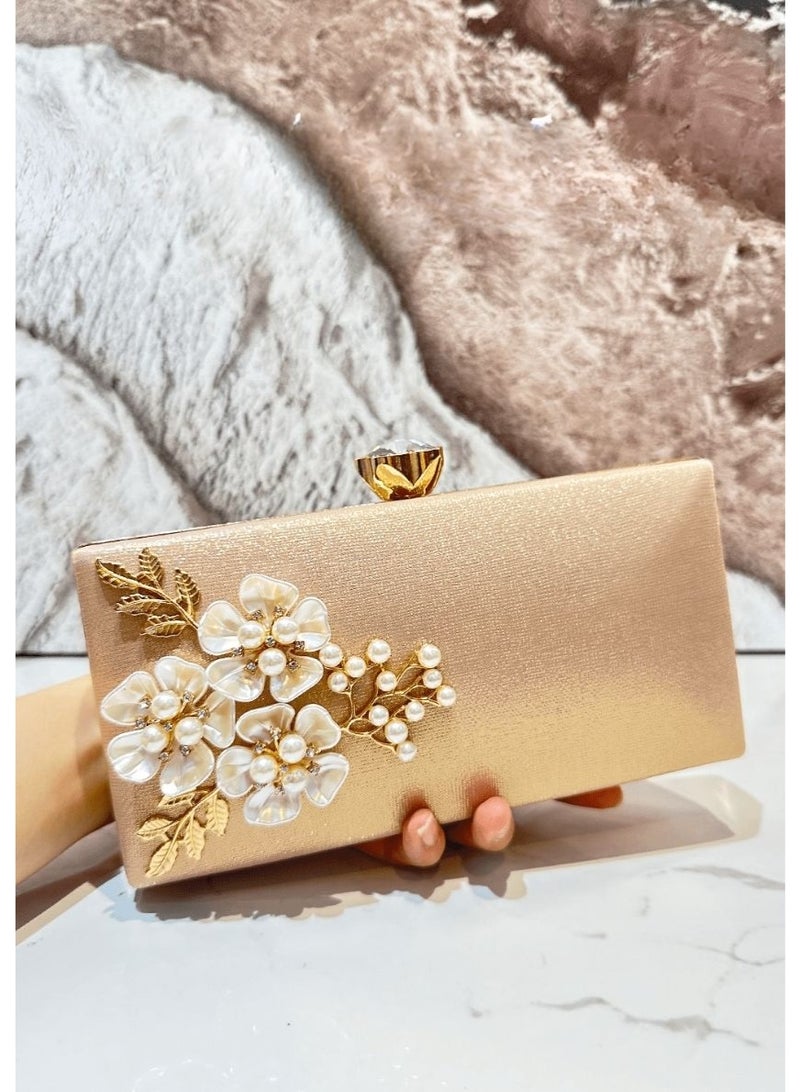 حقيبة سهرة نسائية كلتش بتصميم أنيق مزين بورود لؤلؤية ولمسة ذهبية فاخرة - Image 3