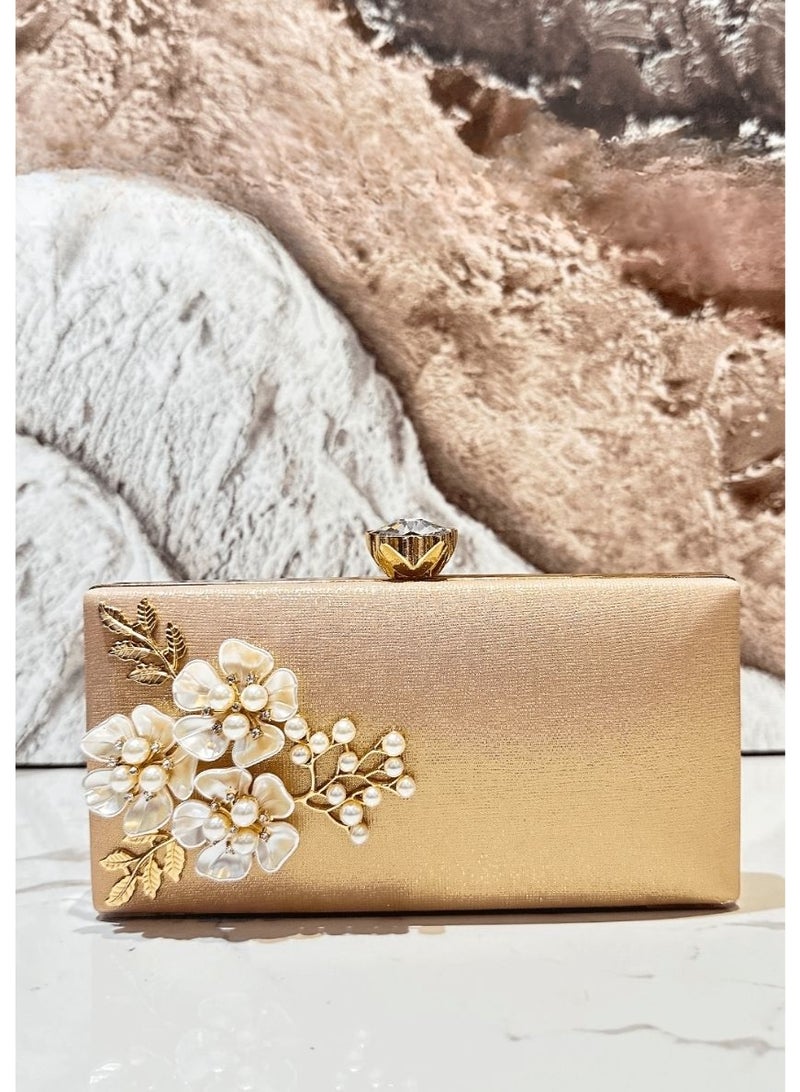 حقيبة سهرة نسائية كلتش بتصميم أنيق مزين بورود لؤلؤية ولمسة ذهبية فاخرة - Image 1