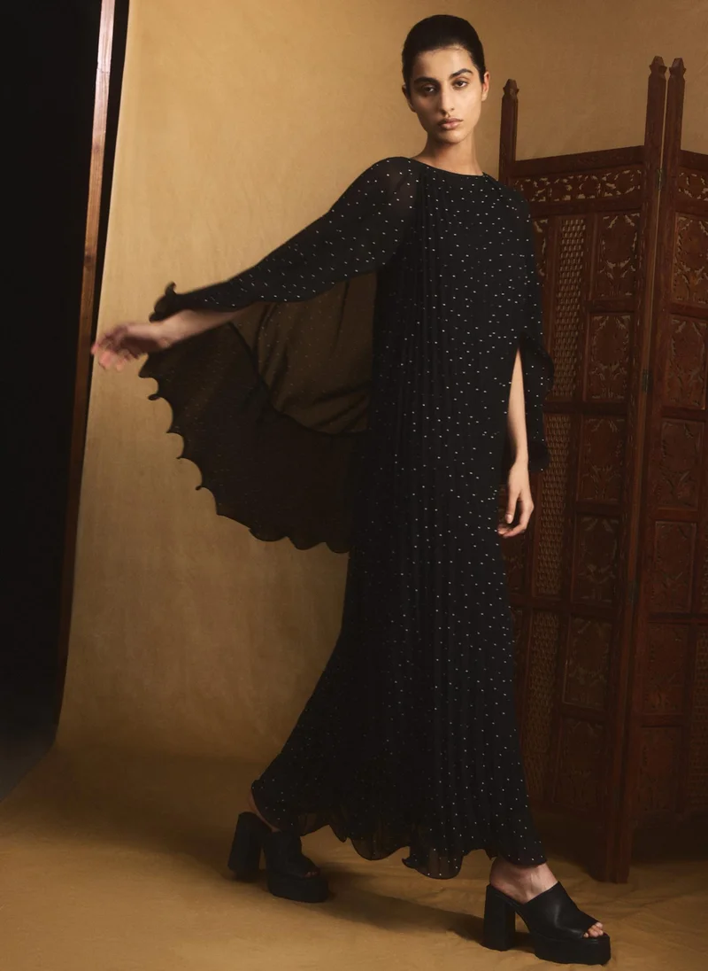 ليتشي فستان ماكسي من الشيفون المنقط مع عباءة واسعة