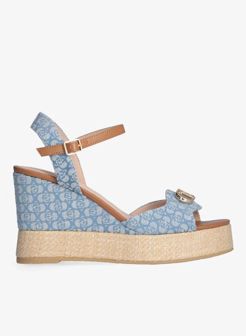 ليو جو صندل دنيم بكعب ويدج مزين بشعار الماركة