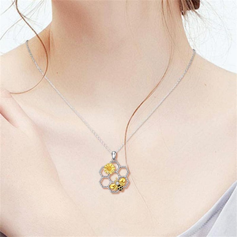 Azonee قلادة النحلة من أزوني، مصنوعة من الفضة الإسترلينية على شكل خلية نحل حيوانية لطيفة، قلادة نحلة عسل هندسية مع مجوهرات عباد الشمس، هدايا للنساء والفتيات - Image 1