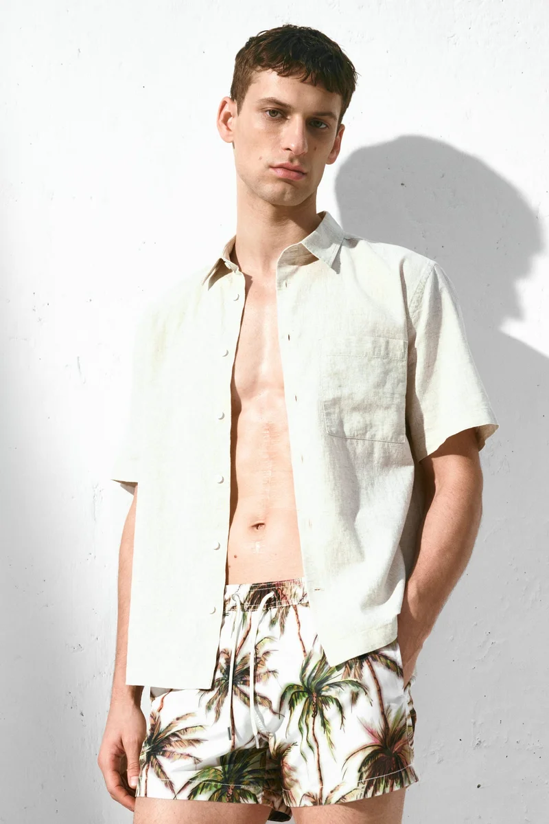 اتش اند ام شورت سباحة مزيّن بنقوش