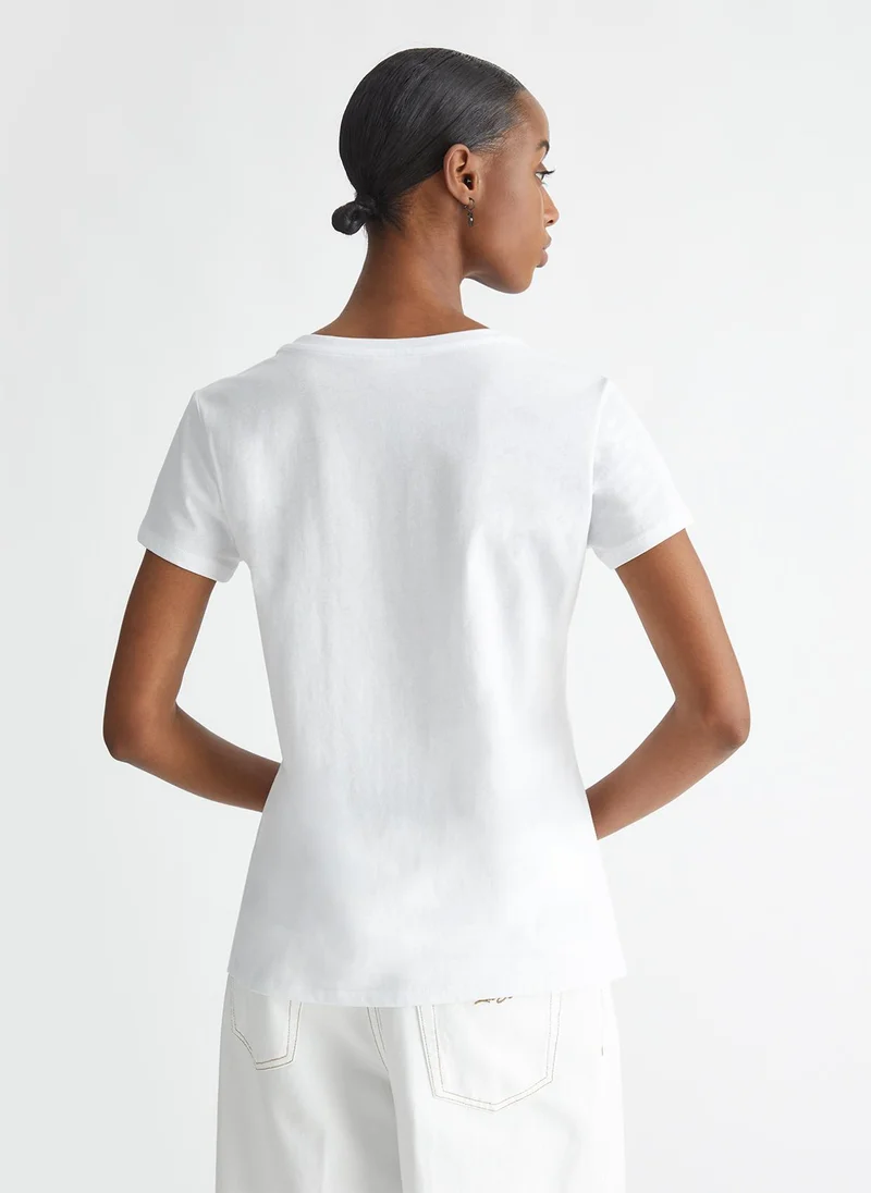 ليو جو تي شيرت مزين بشعار الماركة وأحجار