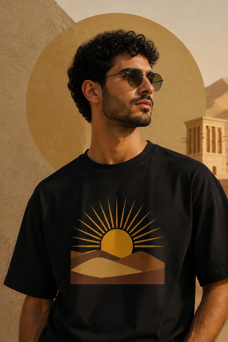 تي شيرت رجالي أسود بطبعة شروق الصحراء بقصة واسعة وتصميم عصري بأكمام قصيرة وياقة دائرية - Image 1