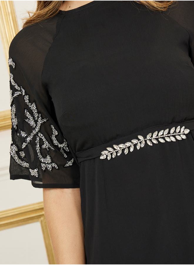 Styli فستان ماكسي مزين بتفاصيل مطرزة وأكمام وحزام  - Image 3