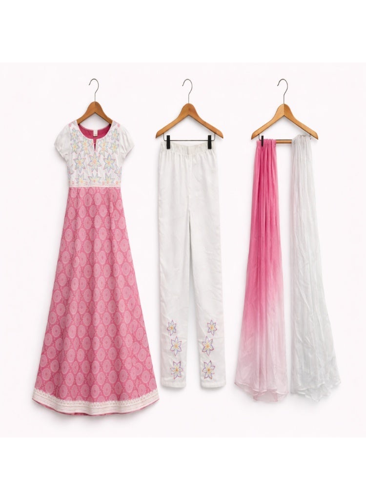 جوليتي إل إل سي طقم ملابس تراثية للبنات مع شال قطني – 3 قطع (فستان مطرز + بنطال + شال) | وردي وأبيض | مقاس (عمر 14–15 سنة) - Image 2