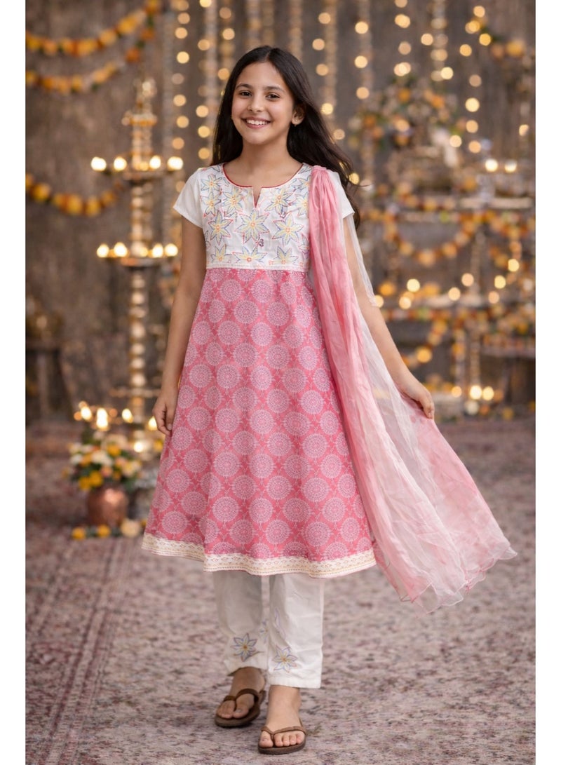 جوليتي إل إل سي طقم ملابس تراثية للبنات مع شال قطني – 3 قطع (فستان مطرز + بنطال + شال) | وردي وأبيض | مقاس (عمر 14–15 سنة) - Image 3