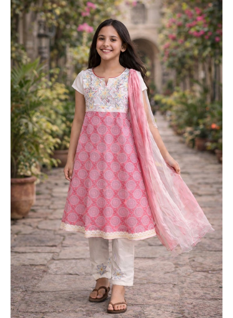 جوليتي إل إل سي طقم ملابس تراثية للبنات مع شال قطني – 3 قطع (فستان مطرز + بنطال + شال) | وردي وأبيض | مقاس (عمر 14–15 سنة) - Image 1
