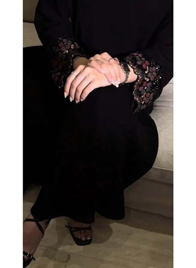 عباية تصميم نورا كريب ملكي بتطريز عنابي ومعها طرحة سادة مجانية - Image 3