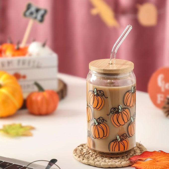 PUMPKIN CAN GLASS 16OZ FALL ICED COFFEE GLASS HALLOWEEN CAN SHAPED GLASS WITH LID AND STRAW AUTUMN ICED COFFEE BEER LATTE DRINKING CUP IDEAL THANKSGIVING GIFTS