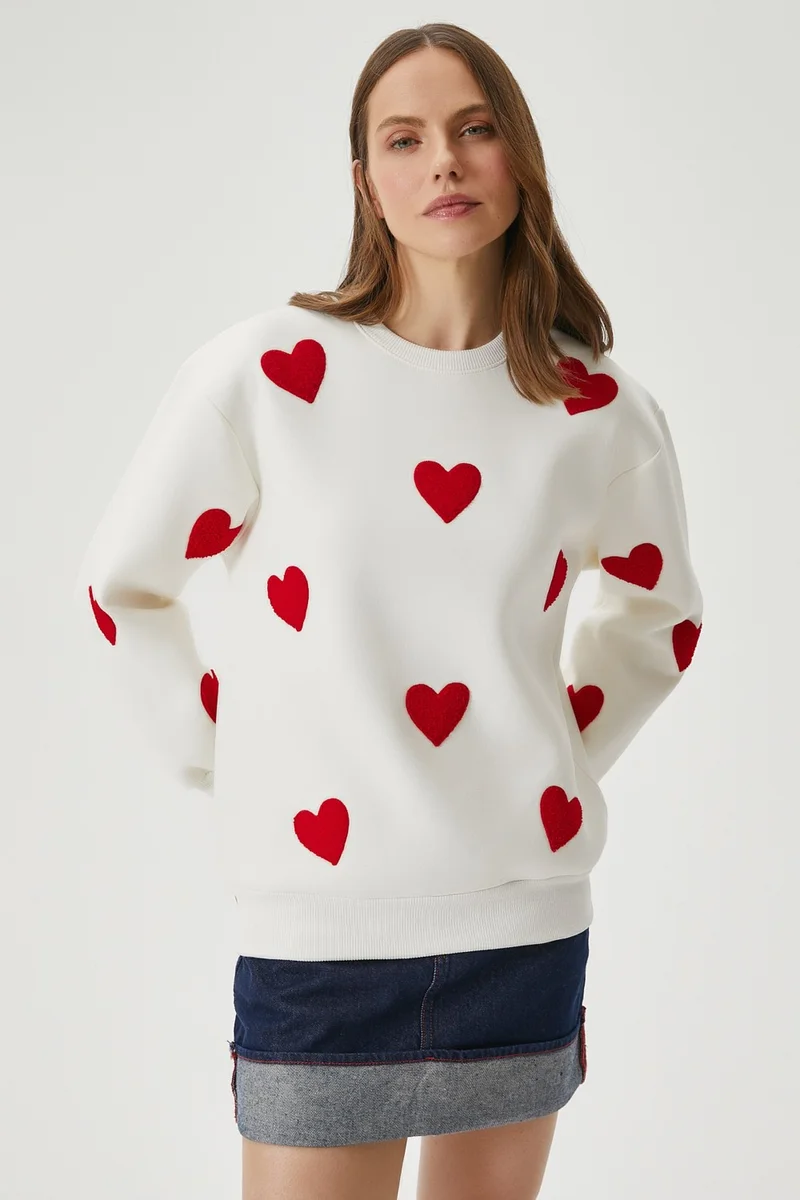 ريتنيس Women's Love Heart Embroidered Ecru Red Sweatshirt