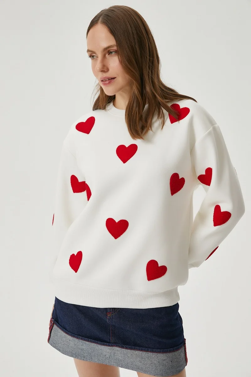 ريتنيس Women's Love Heart Embroidered Ecru Red Sweatshirt