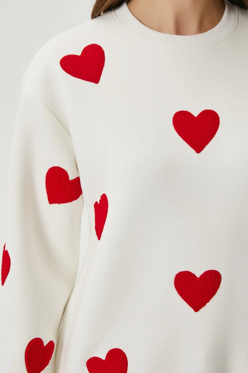 ريتنيس Women's Love Heart Embroidered Ecru Red Sweatshirt