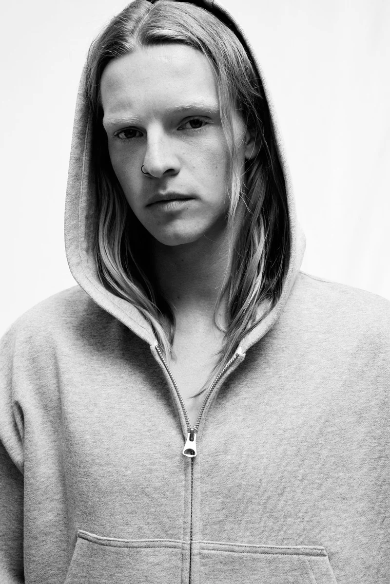 اتش اند ام هودي بقصّة فضفاضة وبسحاب كامل