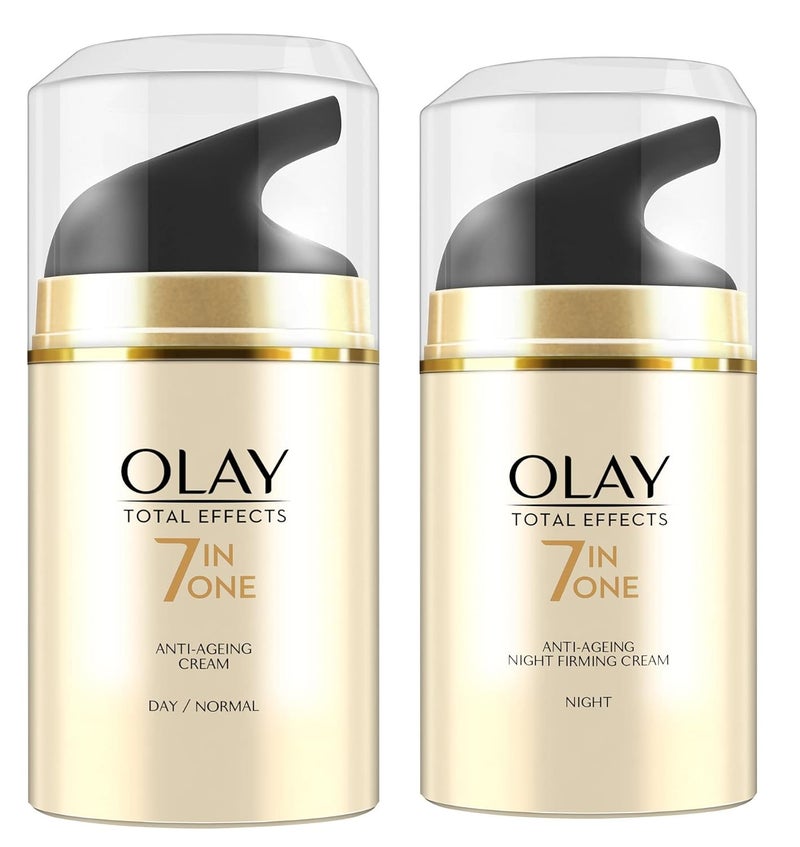 Olay باقة كريم النهار والليل من أولاي توتال إيفيكتس 50 جرام كريم نهاري 50 جرام كريم ليلي يحارب 7 علامات للشيخوخة مع النياسيناميد ومستخلصات الشاي الأخضر للبشرة العادية والدهنية والجافة والمختلطة عبوة من 2 - Image 1