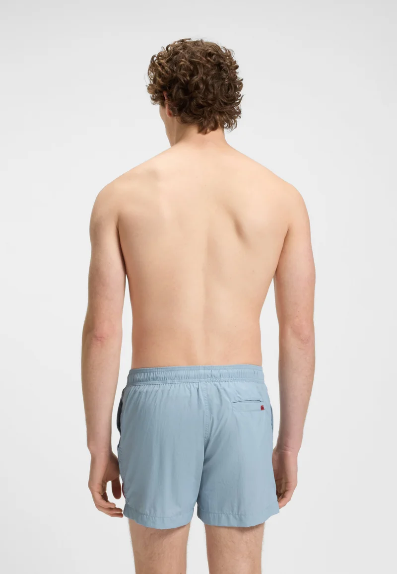 هوجو شورت سباحة مبطن بالكامل مع شعار أحمر