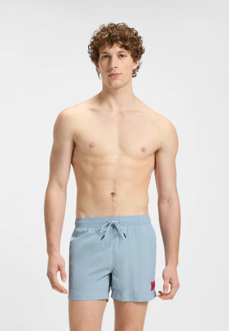 هوجو شورت سباحة مبطن بالكامل مع شعار أحمر