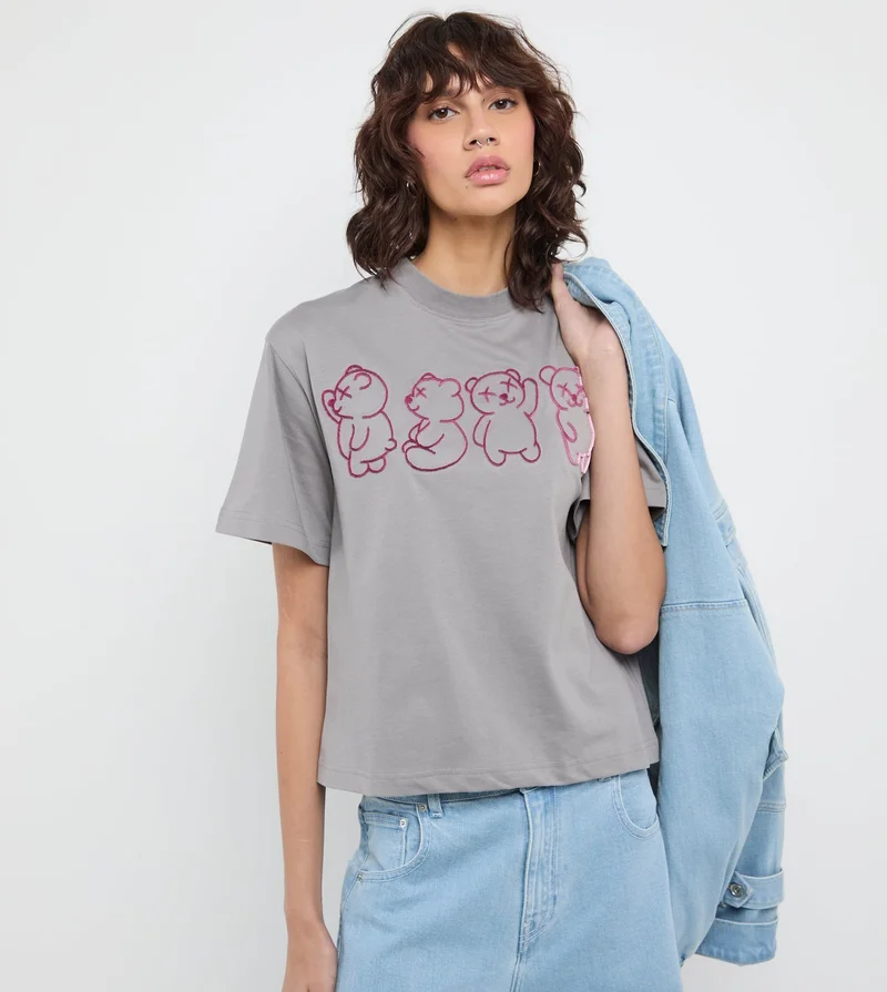 إف5 تيشيرت نسائي بأكمام قصيرة ورسمة دب