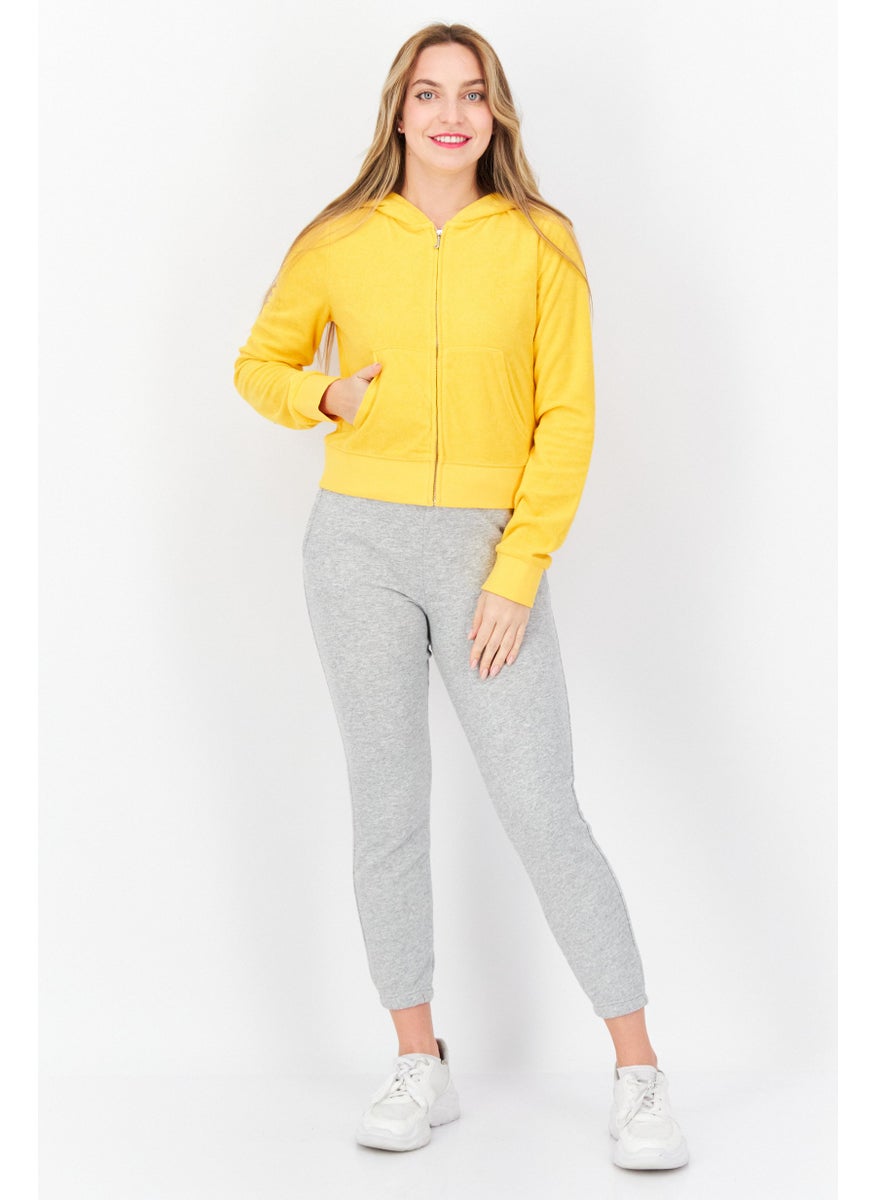 Juicy Couture بلوزة نسائية قصيرة مخططة بأكمام طويلة، صفراء  - Image 4