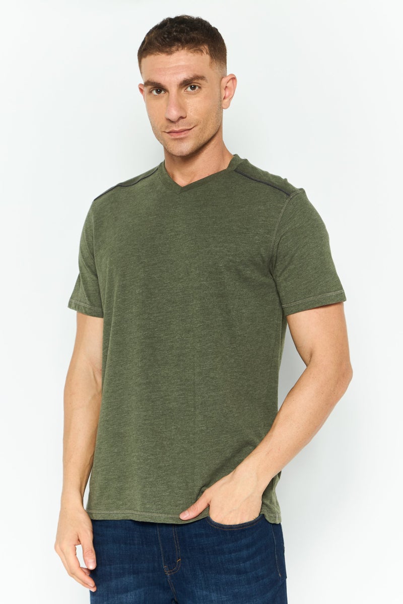 Company Eighty One تي شيرت رجالي بأكمام قصيرة على شكل حرف V، زيتوني داكن - Image 1