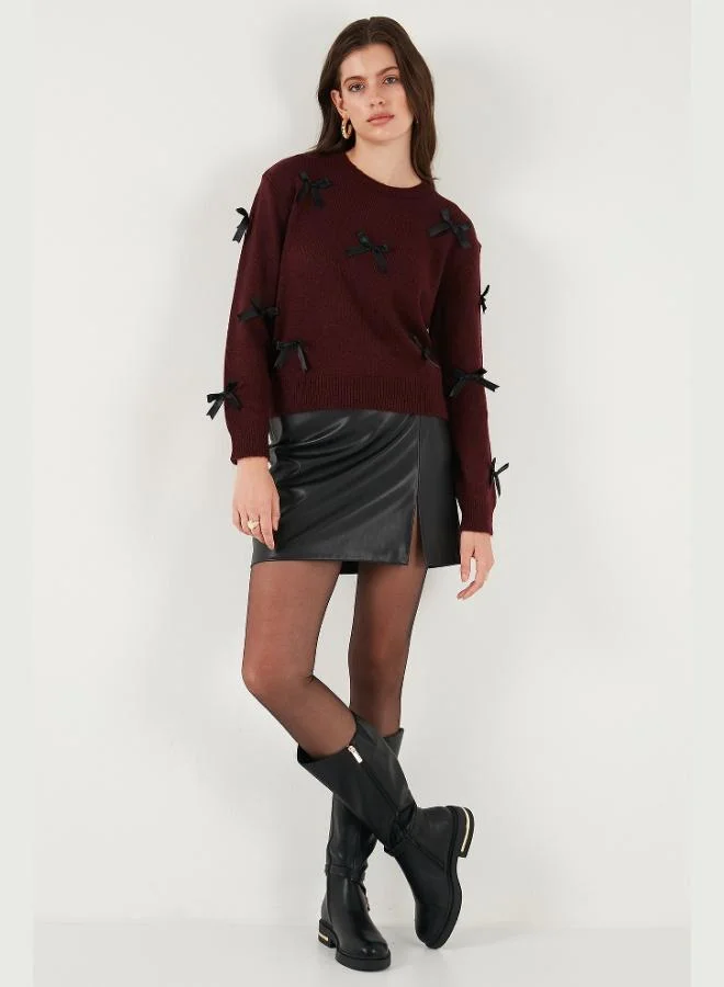 ليلا كنزة نسائية ليلا بريميوم بقصة عادية وياقة دائرية مزينة بفيونكة