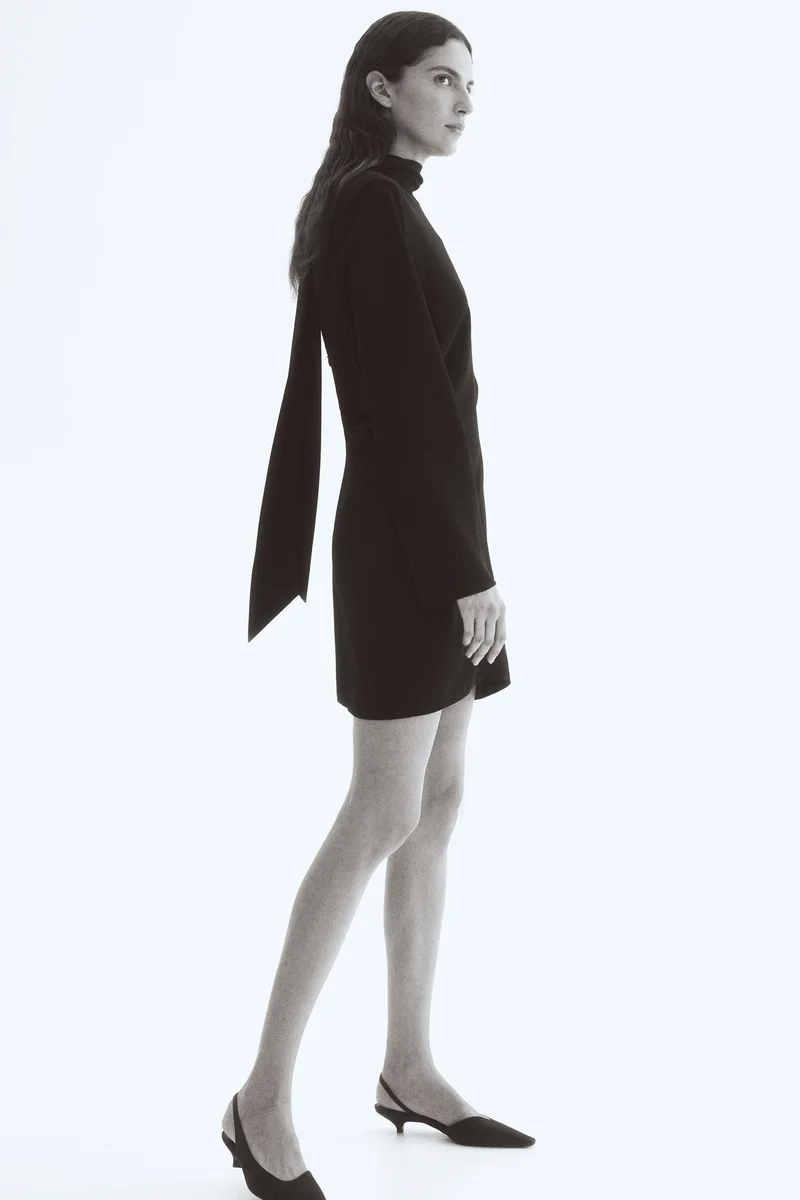 اتش اند ام فستان بأكمام ذات حواف واسعة