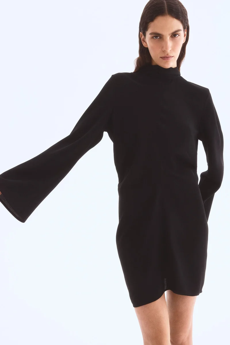 اتش اند ام فستان بأكمام ذات حواف واسعة