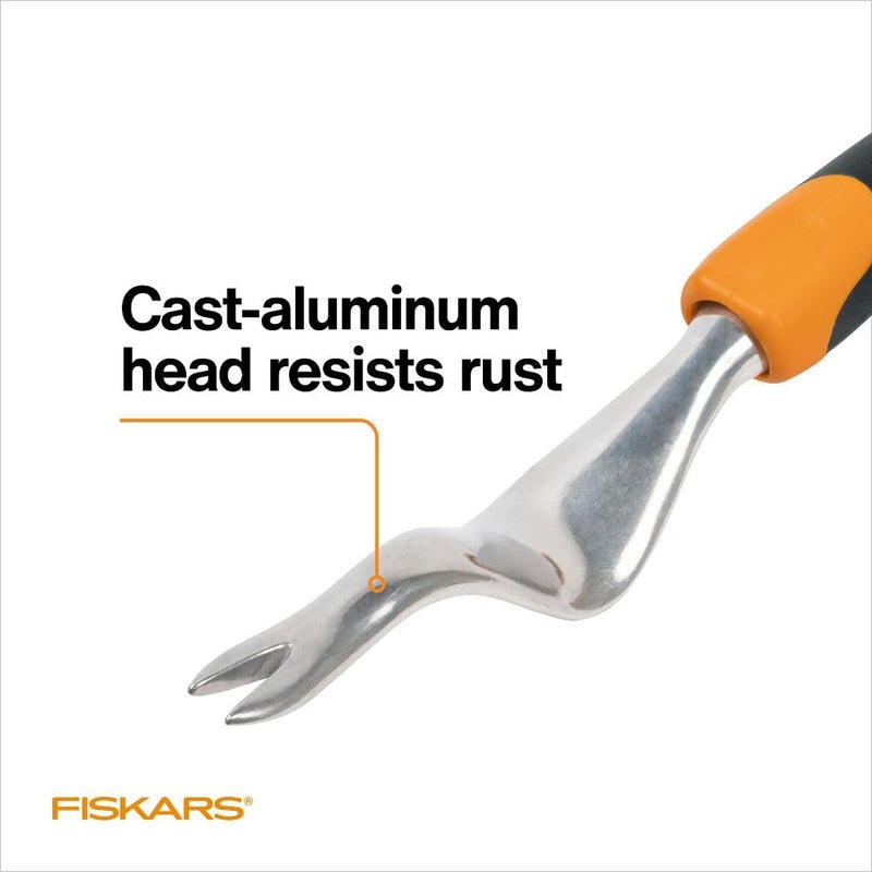 Fiskars Fiskars Ergo Weeder Tool for Weeding, Heavy Duty Gardening Hand Tool with Ergonomic Handle and Hanging Hole for Storage, Remove Weeds and Roots like Dandelions and Thistles  - Image 4