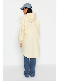 trendyol معطف واق من المطر طويل مقاوم للماء بغطاء رأس باللون البيج الفاتح TWOAW24MO00256  - Image 5