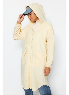 trendyol معطف واق من المطر طويل مقاوم للماء بغطاء رأس باللون البيج الفاتح TWOAW24MO00256  - Image 2