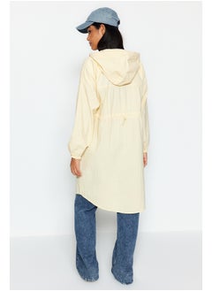 trendyol معطف واق من المطر طويل مقاوم للماء بغطاء رأس باللون البيج الفاتح TWOAW24MO00256  - Image 3