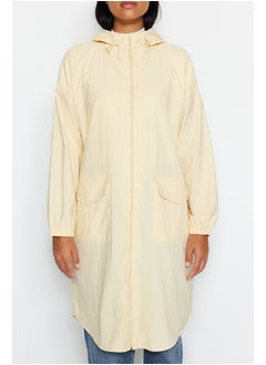 trendyol معطف واق من المطر طويل مقاوم للماء بغطاء رأس باللون البيج الفاتح TWOAW24MO00256  - Image 4
