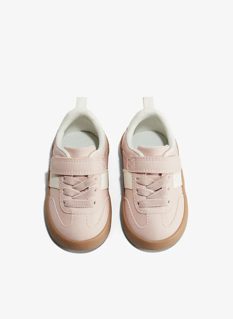 اتش اند ام حذاء رياضي