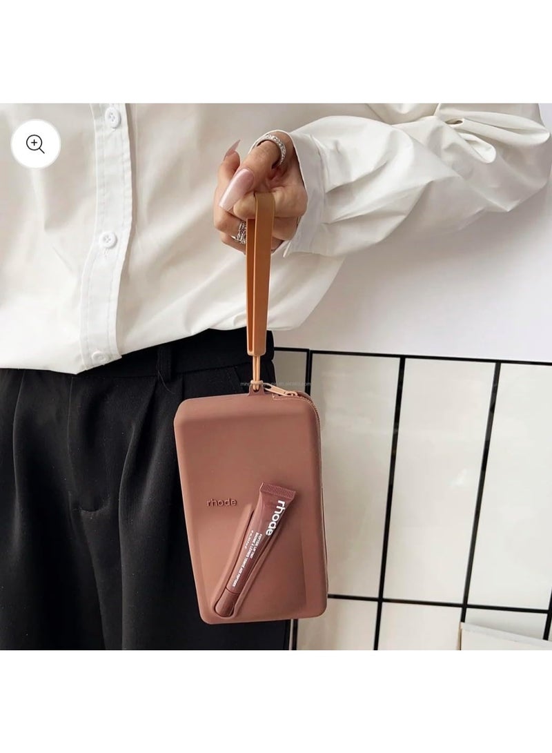 رود حقيبة رود بوتش مع حزام قابل للتعديل وملمع شفاه - حقيبة مستحضرات تجميل صغيرة انيقة للمكياج والسفر والضروريات اليومية (اسبريسو) - Image 3