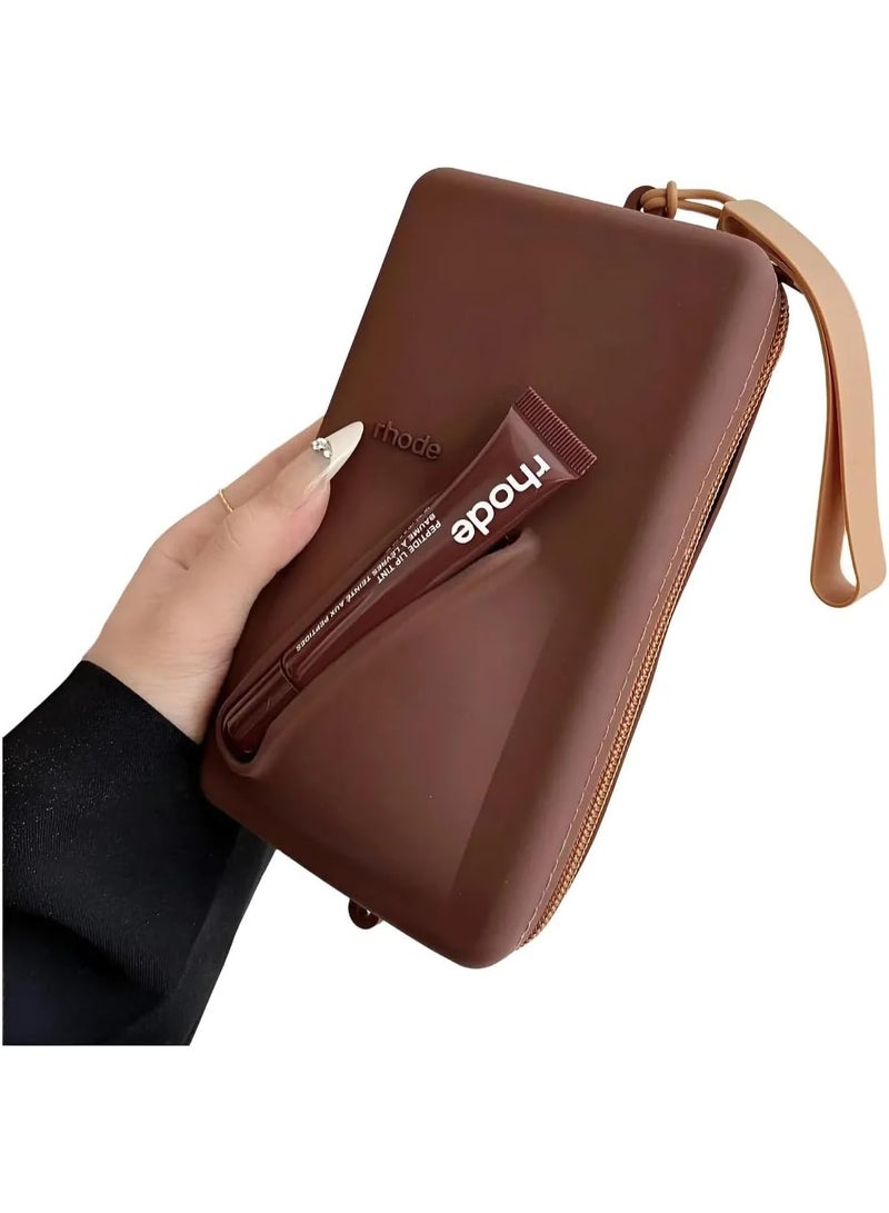 رود حقيبة رود بوتش مع حزام قابل للتعديل وملمع شفاه - حقيبة مستحضرات تجميل صغيرة انيقة للمكياج والسفر والضروريات اليومية (اسبريسو) - Image 1