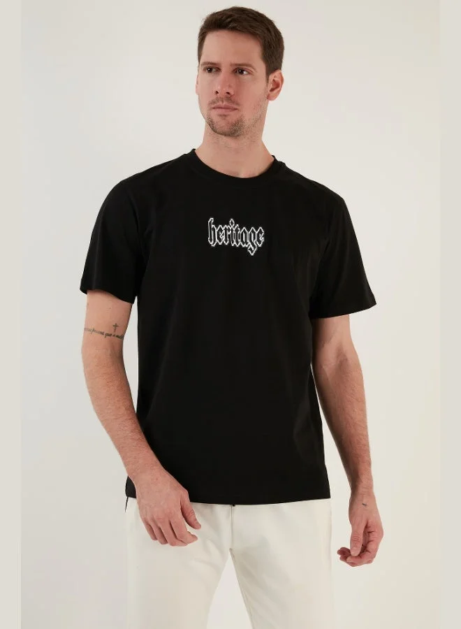 بوراتي تيشيرت قطن % بقصة مريحة ورقبة دائرية للرجال