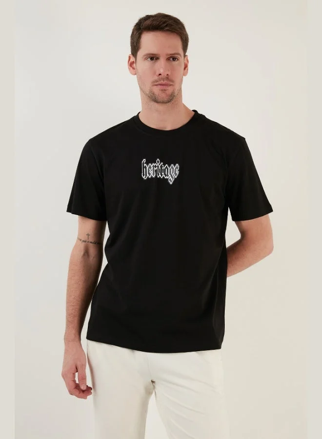 بوراتي تيشيرت قطن % بقصة مريحة ورقبة دائرية للرجال