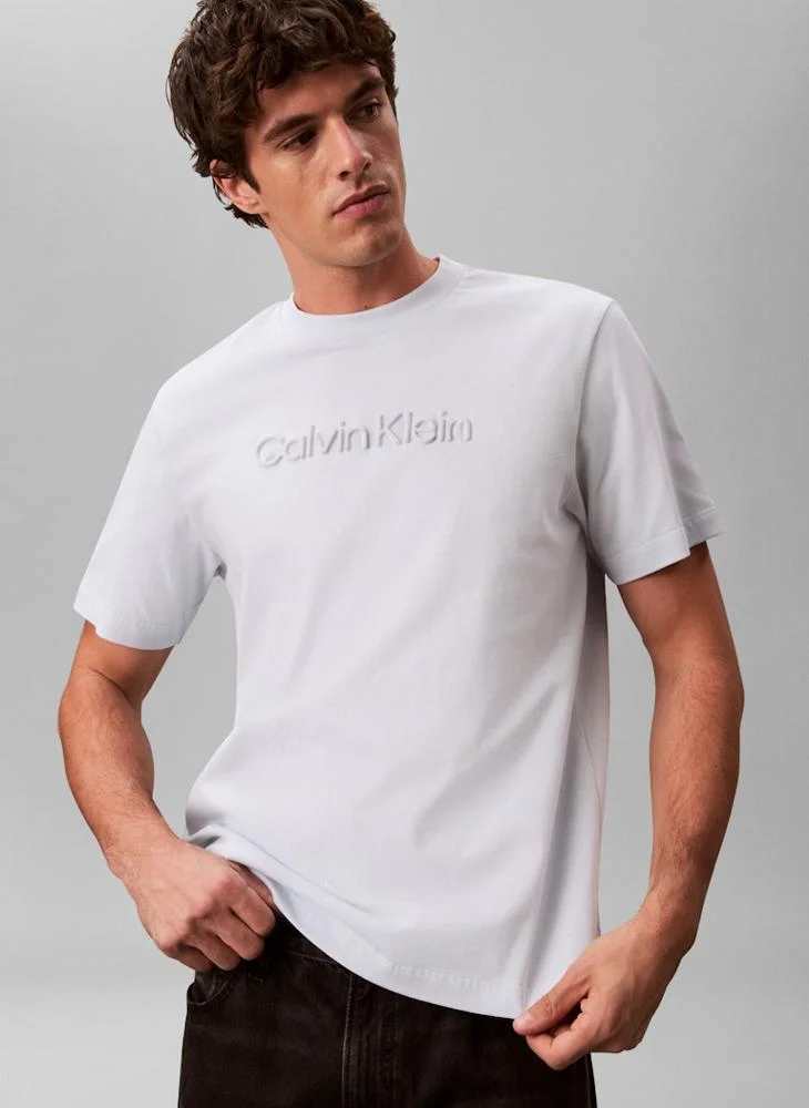 كالفن كلاين تيشيرت بياقة دائرية بشعار بارز