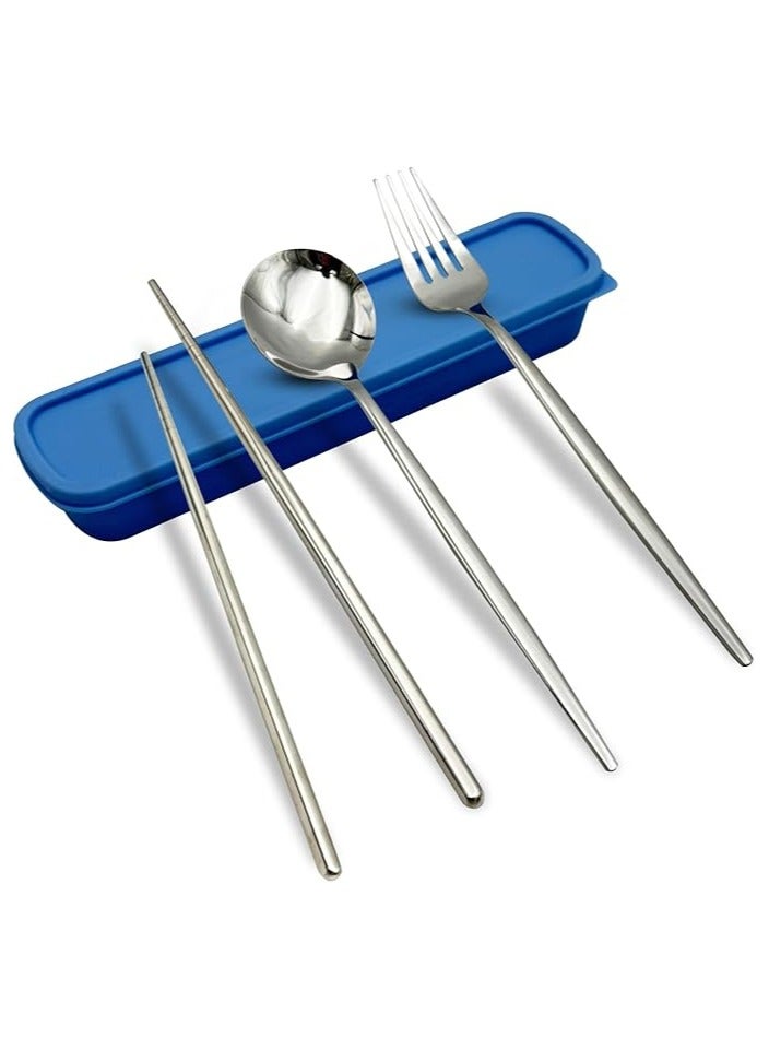 بيرام إليك ترجمة عربية دقيقة لاسم المنتج والوصف المختصر:  **مجموعة أدوات المائدة بيرام تشوب فورك آند سبون – 4 قطع** تتضمن ملعقة، شوكة، عيدان طعام (Chopsticks)، وعلبة تخزين – أدوات أنيقة باللون الأزرق مع مقابض غير قابلة للانزلاق، مثالية للاستخدام في المنزل أو أثناء التنقل. - Image 1