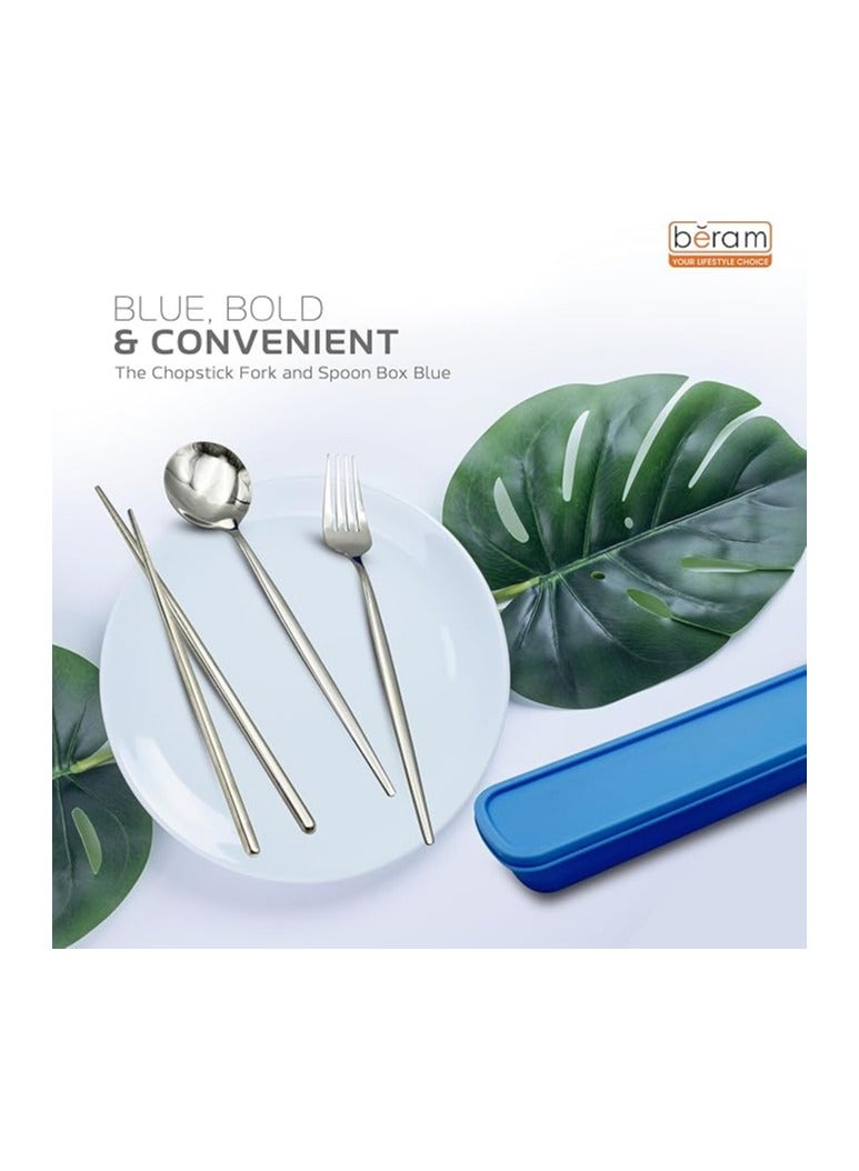 بيرام إليك ترجمة عربية دقيقة لاسم المنتج والوصف المختصر:  **مجموعة أدوات المائدة بيرام تشوب فورك آند سبون – 4 قطع** تتضمن ملعقة، شوكة، عيدان طعام (Chopsticks)، وعلبة تخزين – أدوات أنيقة باللون الأزرق مع مقابض غير قابلة للانزلاق، مثالية للاستخدام في المنزل أو أثناء التنقل. - Image 3