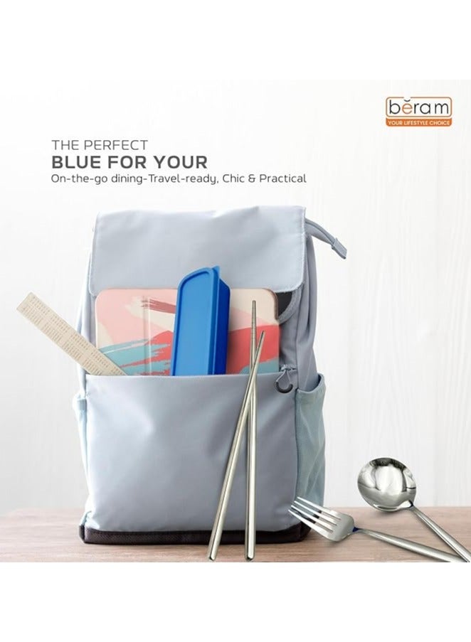 بيرام إليك ترجمة عربية دقيقة لاسم المنتج والوصف المختصر:  **مجموعة أدوات المائدة بيرام تشوب فورك آند سبون – 4 قطع** تتضمن ملعقة، شوكة، عيدان طعام (Chopsticks)، وعلبة تخزين – أدوات أنيقة باللون الأزرق مع مقابض غير قابلة للانزلاق، مثالية للاستخدام في المنزل أو أثناء التنقل. - Image 4
