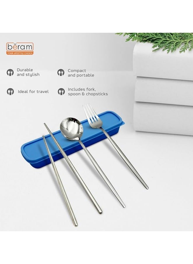 بيرام إليك ترجمة عربية دقيقة لاسم المنتج والوصف المختصر:  **مجموعة أدوات المائدة بيرام تشوب فورك آند سبون – 4 قطع** تتضمن ملعقة، شوكة، عيدان طعام (Chopsticks)، وعلبة تخزين – أدوات أنيقة باللون الأزرق مع مقابض غير قابلة للانزلاق، مثالية للاستخدام في المنزل أو أثناء التنقل. - Image 5
