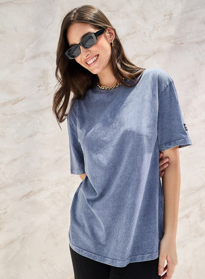 ستايلي تيشيرت أوفر سايز بغسيل حمضي وتفاصيل شارة - Image 3