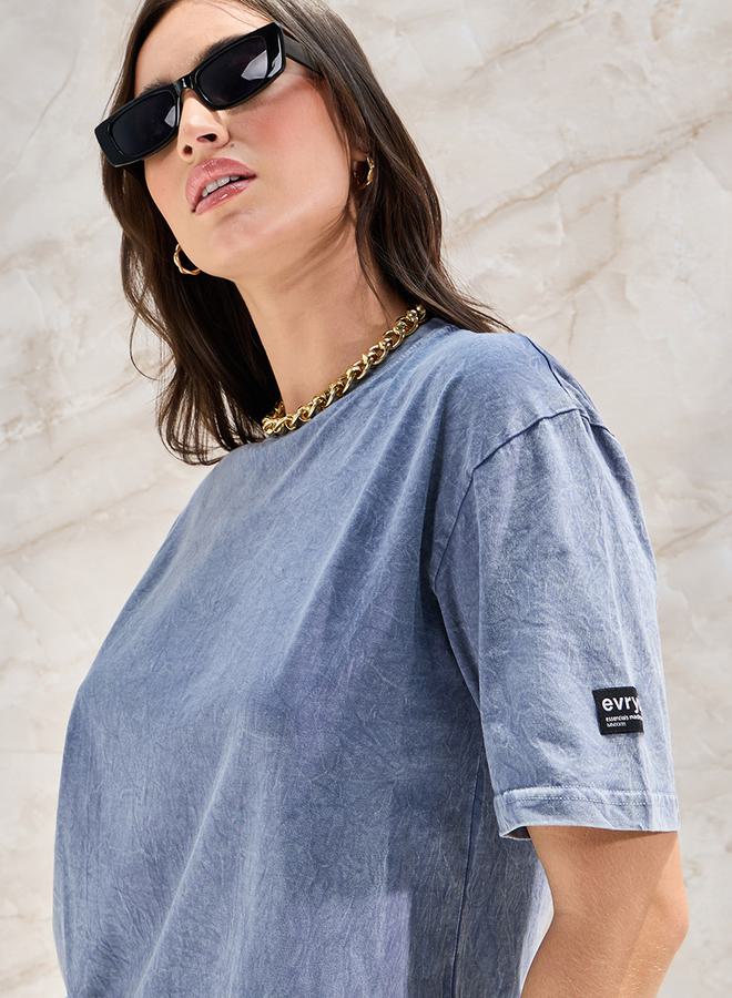 ستايلي تيشيرت أوفر سايز بغسيل حمضي وتفاصيل شارة - Image 4