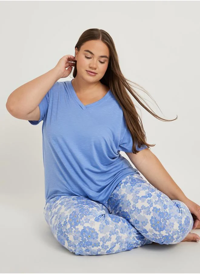 ستايلي Styli Plus Size Slubbed V Neck T-Shirt and Floral Print Cuffed Pyjama Set