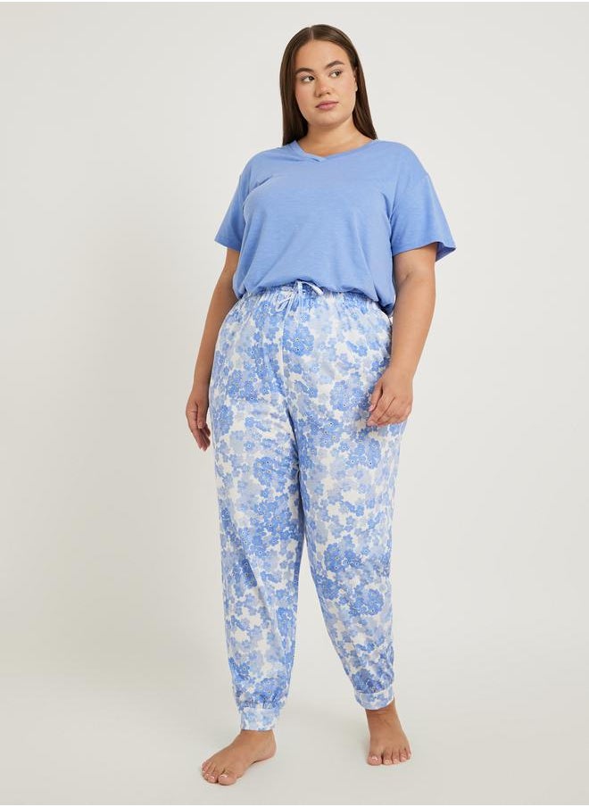 Styli Styli Plus Size Slubbed V Neck T-Shirt and Floral Print Cuffed Pyjama Set  - Image 3